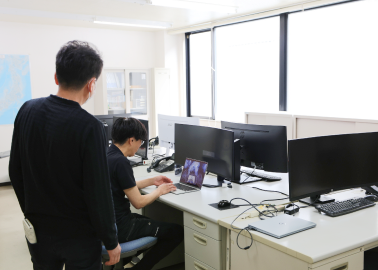 オフィスで働く社員